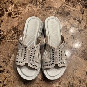 White slides w/silver trimmings
